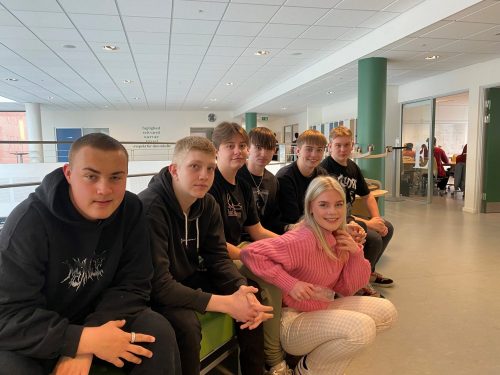 7-elever-paa-raekke-scaled-2000×1500